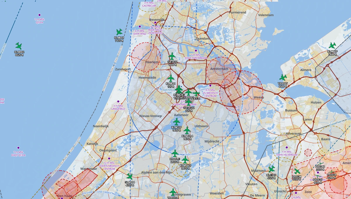 Live traffic displayed around the aircraft
